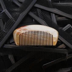 Le voyageur - Peigne en corne 2