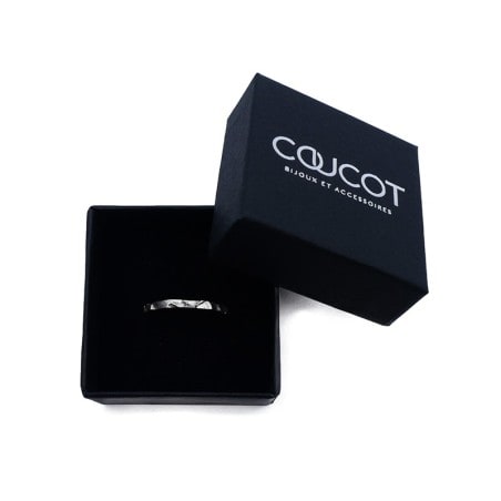 Photo sur fond blanc de l’alliance fine originale en argent poli modèle A 76 vue dans la boite.