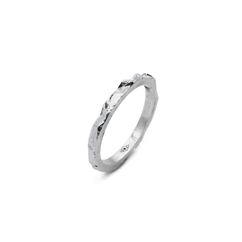 Photo sur fond blanc de l’alliance fine originale en argent poli modèle A 76 vue de trois quart.