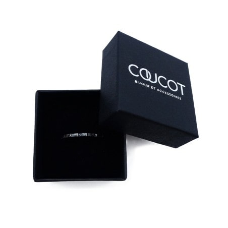 Photo sur fond blanc de l’alliance fine originale en argent vieilli modèle A 76 vue dans la boite.