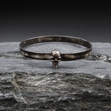 Adjustable silver bangle skull...